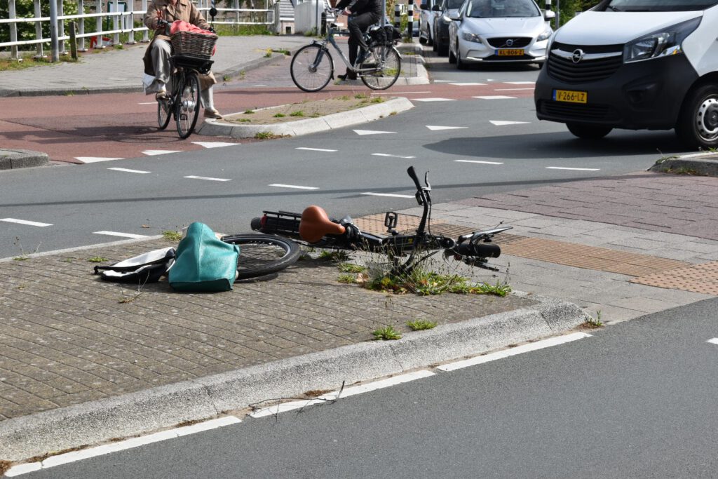 Fietser gewond bij ongeval met scooterrijder in Alkmaar, fiets zwaar beschadigd [FOTO'S]