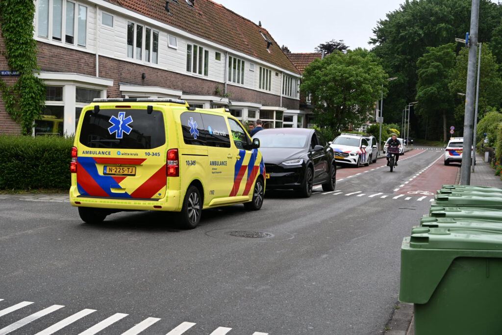Scooterrijdster belandt onder auto op de Westerweg in Alkmaar