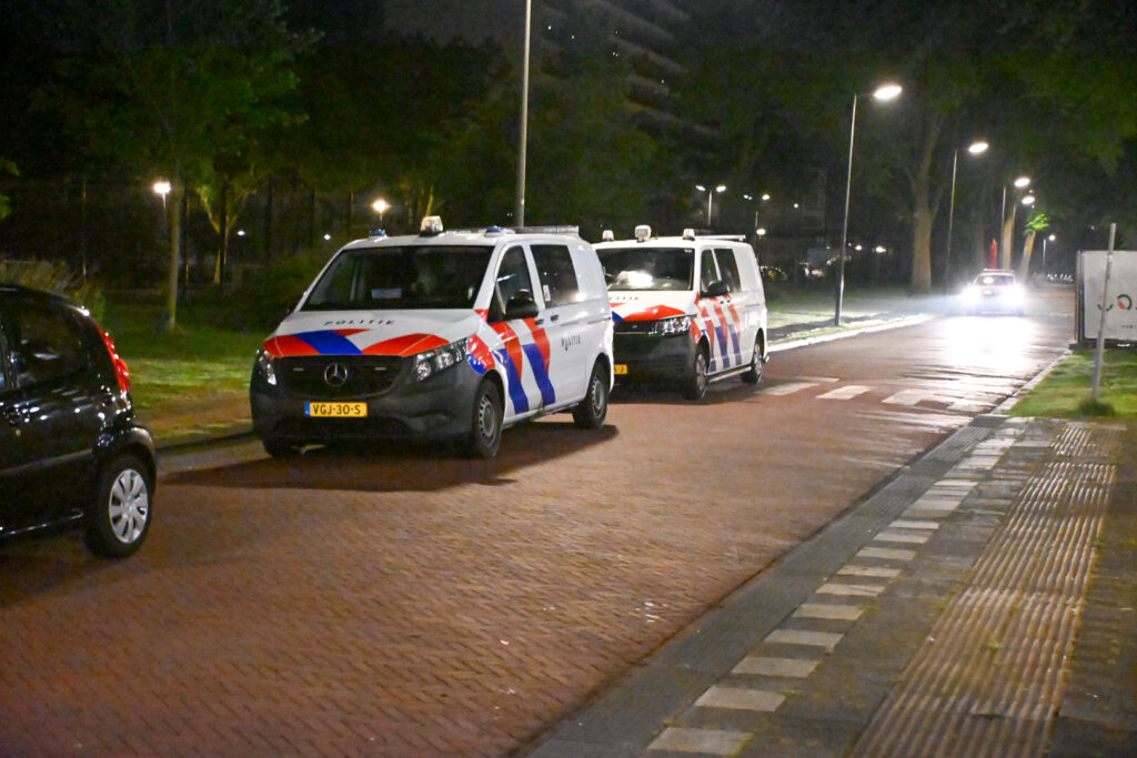 Gewonde man met steekwond aangetroffen in bushokje in Alkmaar (FOTO'S)