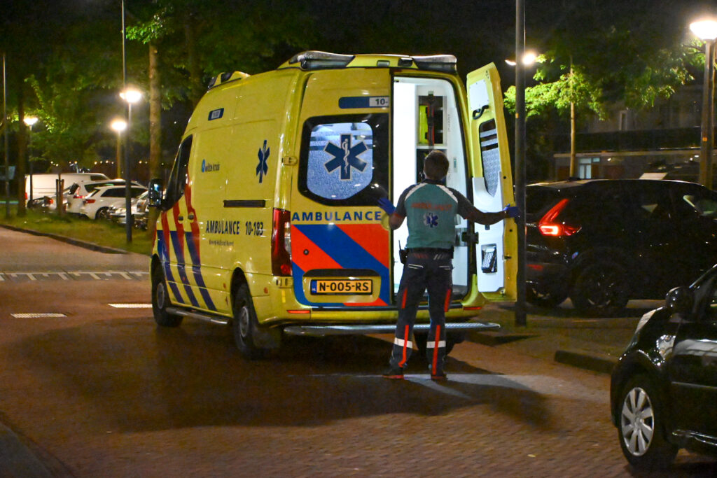 Gewonde man met steekwond aangetroffen in bushokje in Alkmaar (FOTO'S)