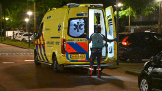 Gewonde man met steekwond aangetroffen in bushokje in Alkmaar (FOTO'S)
