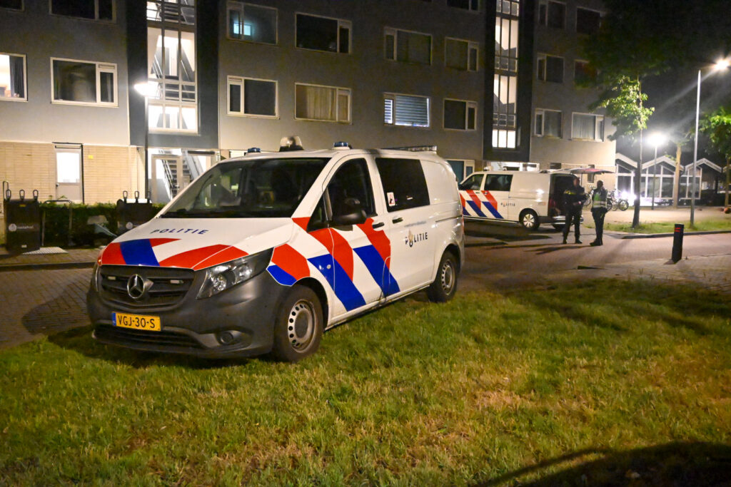 Gewonde man met steekwond aangetroffen in bushokje in Alkmaar (FOTO'S)