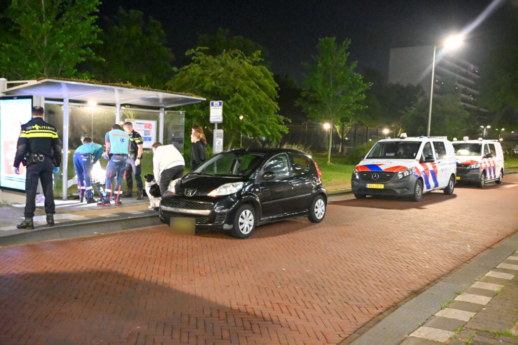 Gewonde man met steekwond aangetroffen in bushokje in Alkmaar (FOTO'S)