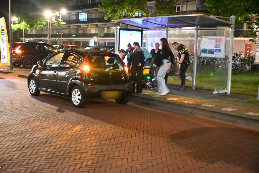 Gewonde man met steekwond aangetroffen in bushokje in Alkmaar (FOTO'S)