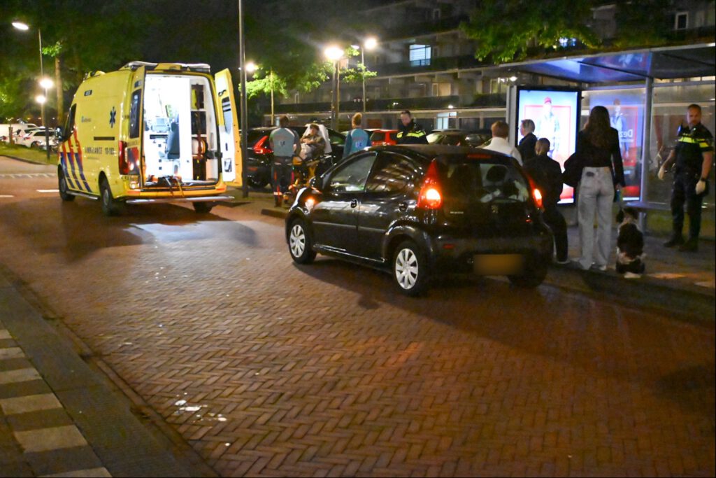 Gewonde man met steekwond aangetroffen in bushokje in Alkmaar (FOTO'S)