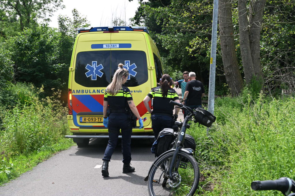 Vrouw door omstanders uit sloot gehaald