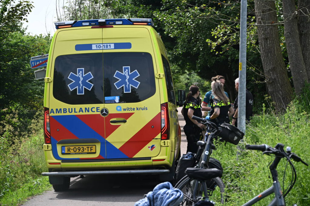 Vrouw door omstanders uit sloot gehaald