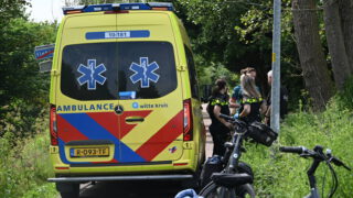 Vrouw door omstanders uit sloot gehaald