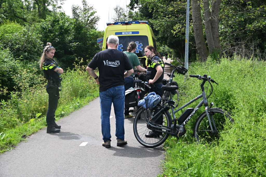 Vrouw door omstanders uit sloot gehaald