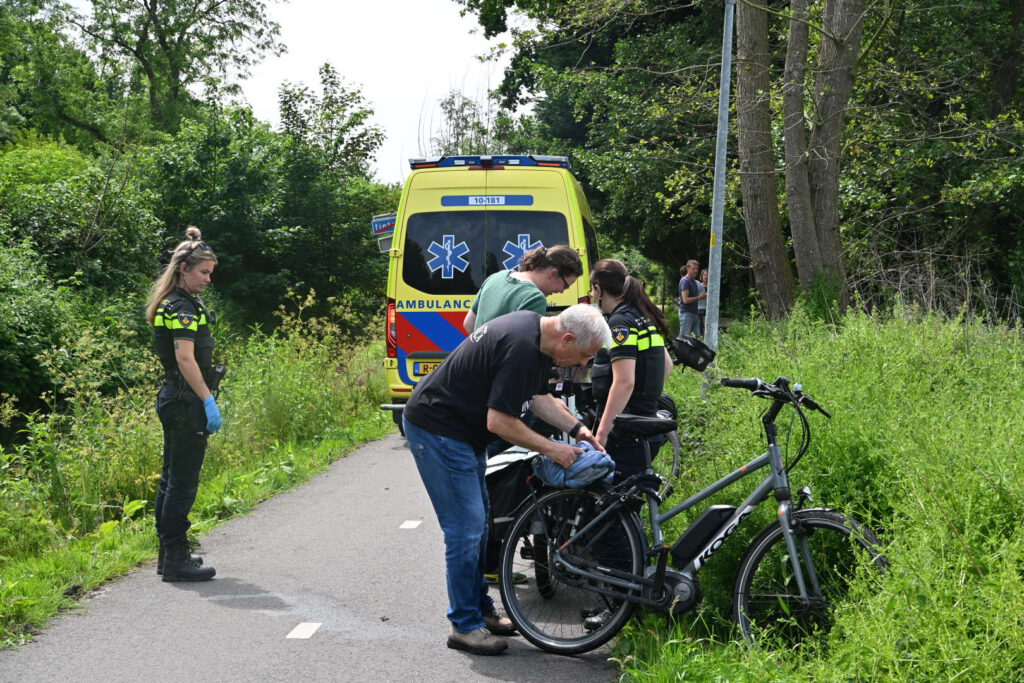 Vrouw door omstanders uit sloot gehaald