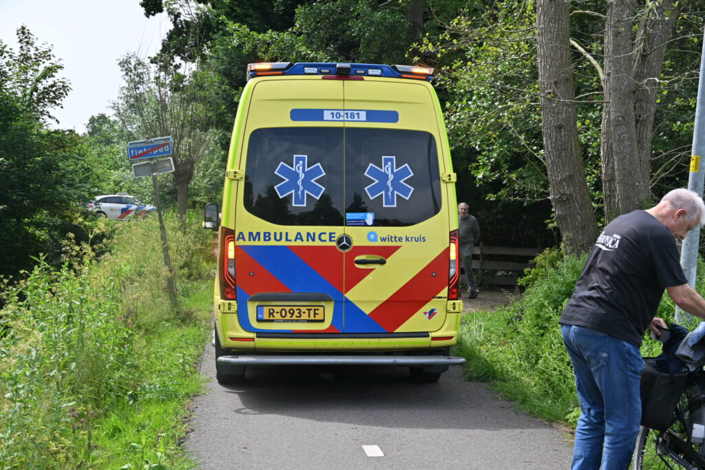 Vrouw door omstanders uit sloot gehaald