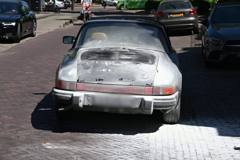 51 jaar oude Porsche staat in brand, omstanders blussen in Bergen (FOTO'S)
