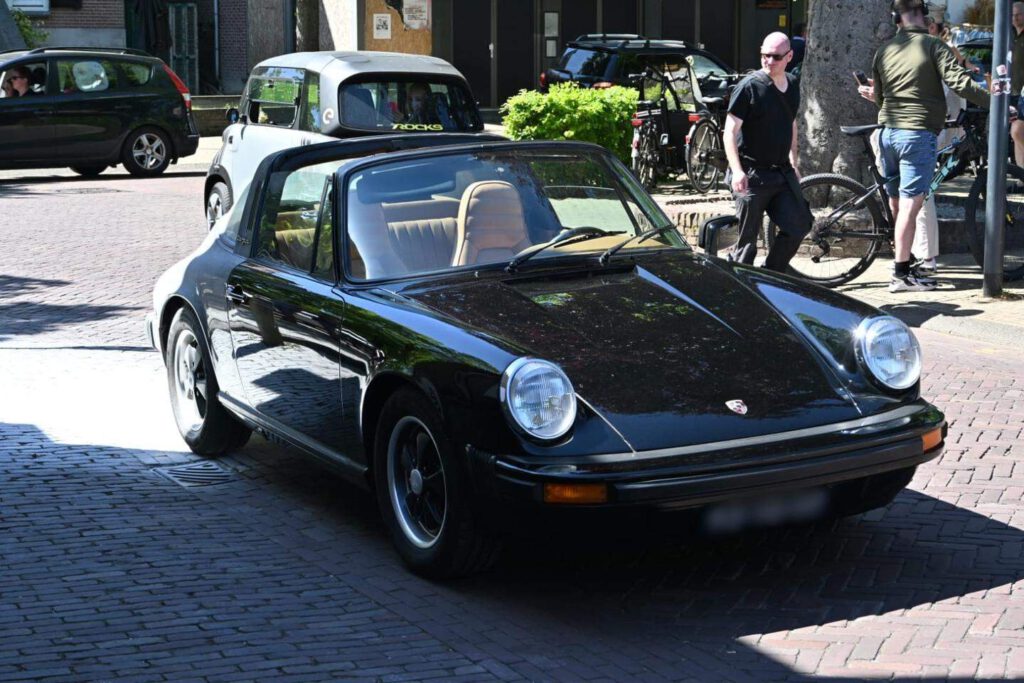 51 jaar oude Porsche staat in brand, omstanders blussen in Bergen (FOTO'S)