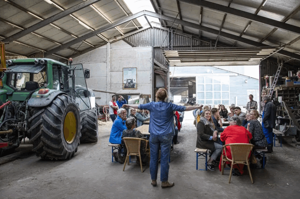 Karavaan presenteert 'de boer op' - Theater over het platteland van nu