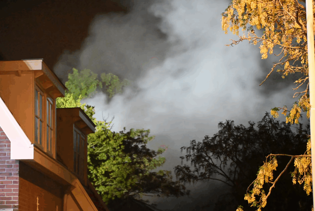 Grote brand bij woning aan Heereweg in Castricum