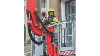 Opmerkelijke roofvogel op de Langestraat gevangen door brandweer in Alkmaar (FOTO'S)