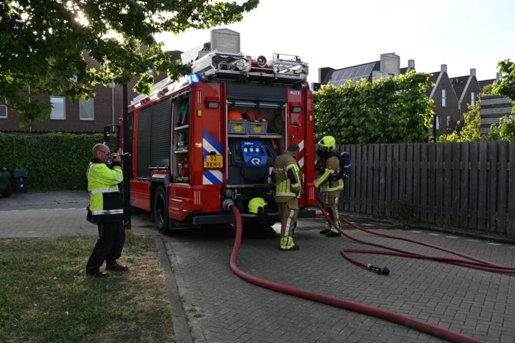 Brand in schuur richt flinke rookschade aan op huis in Heerhugowaard
