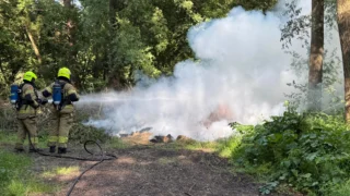 Stapel takken in brand in natuurgebied Geestmerambacht in Noord-Scharwoude
