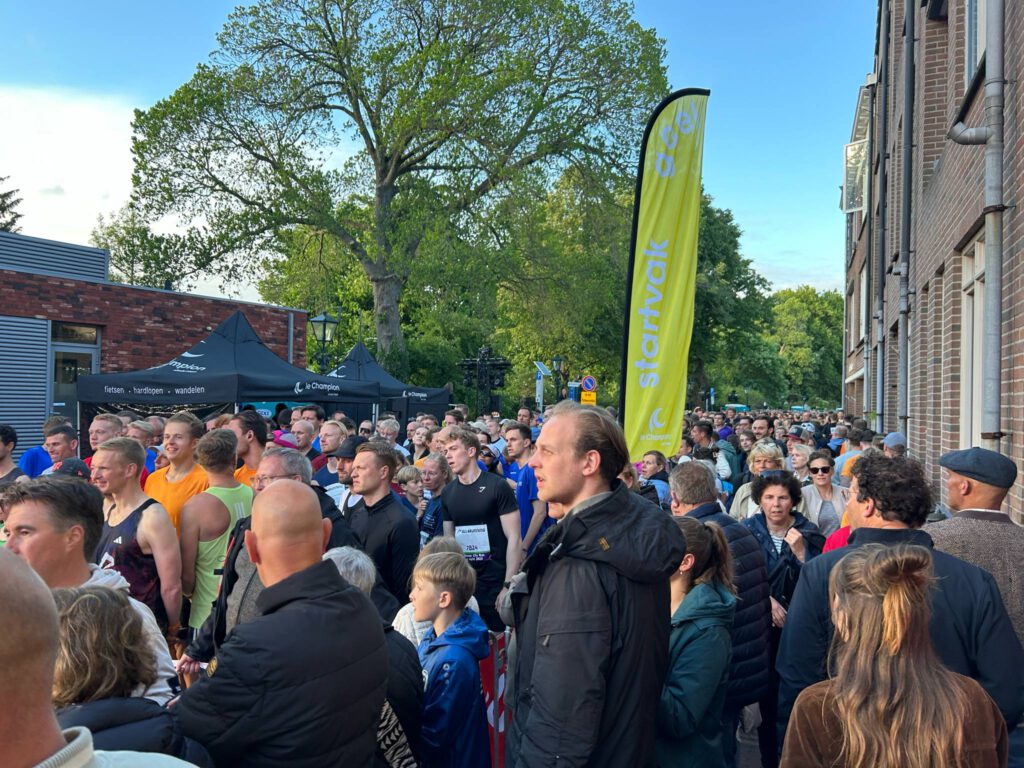 Alkmaar danst op hardloopschoenen door de binnenstad tijdens Alkmaar City Run by night (FOTO'S)