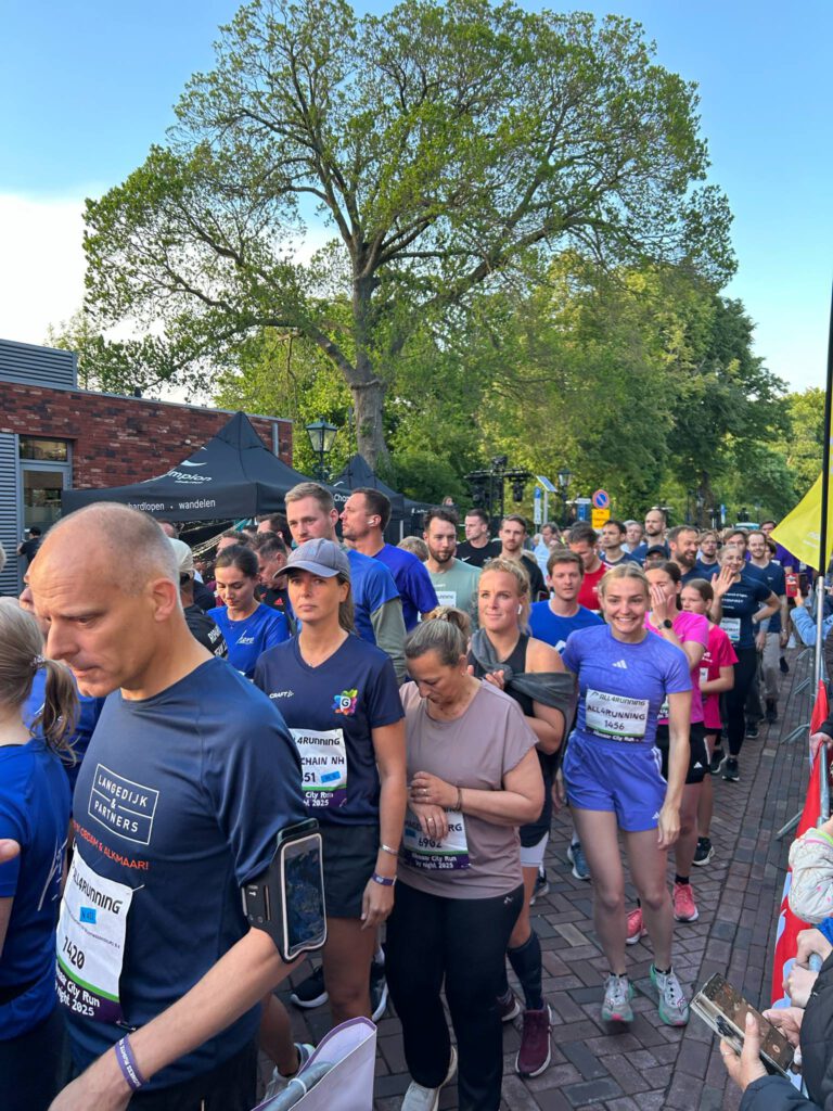 Alkmaar danst op hardloopschoenen door de binnenstad tijdens Alkmaar City Run by night (FOTO'S)