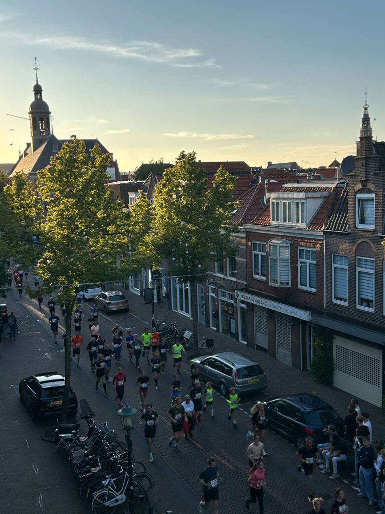 Alkmaar danst op hardloopschoenen door de binnenstad tijdens Alkmaar City Run by night (FOTO'S)