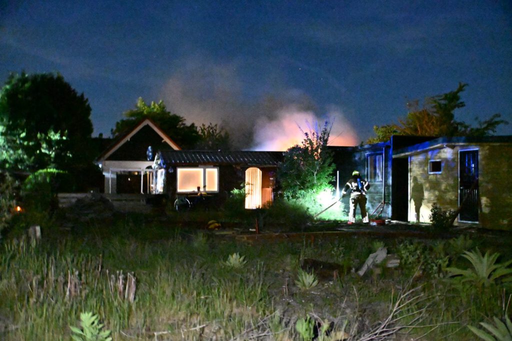 Grote brand op bungalowpark Egmond-Binnen (FOTO'S)