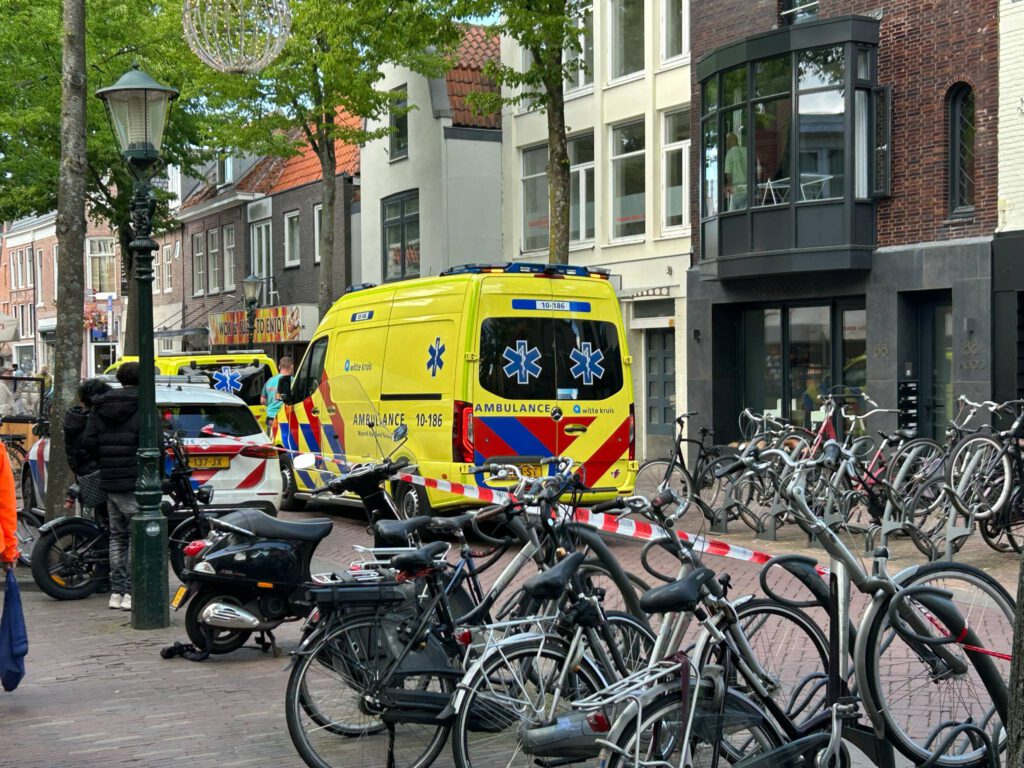 Man botst met auto tegen pui van bezorgwinkel Go Flink op de Laat (Foto's)