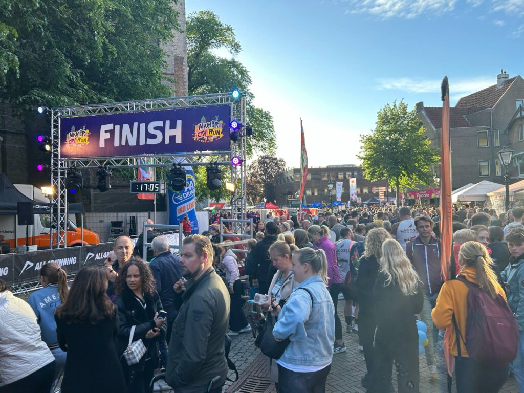 Alkmaar danst op hardloopschoenen door de binnenstad tijdens Alkmaar City Run by night (FOTO'S)