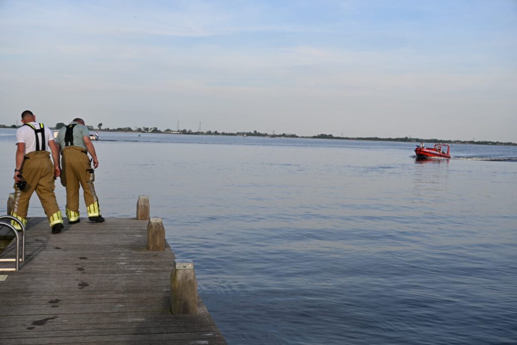 Boot zinkt op het water, brandweer boot ingezet voor opzittende bij Akersloot