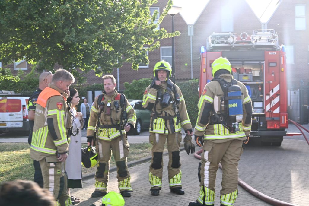Brand in schuur richt flinke rookschade aan op huis in Heerhugowaard