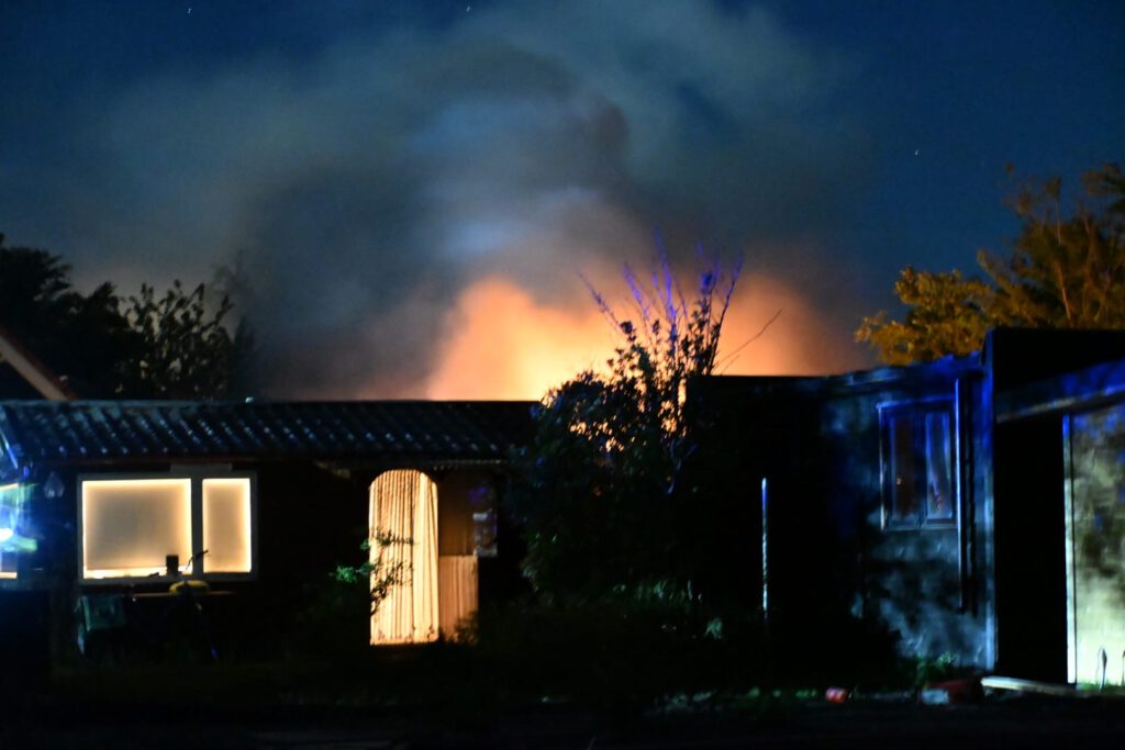 Grote brand op bungalowpark Egmond-Binnen (FOTO'S)
