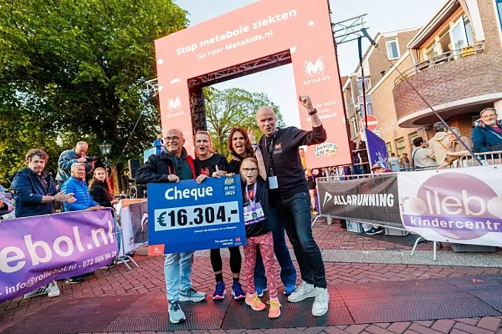 Alkmaar danst op hardloopschoenen door de binnenstad tijdens Alkmaar City Run by night (FOTO'S)