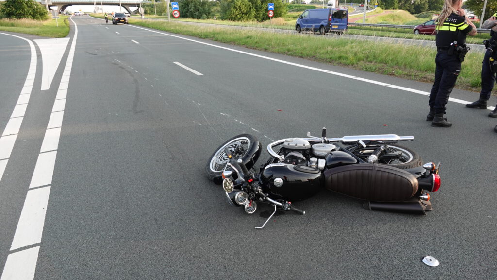 Motorrijder met spoed naar het ziekenhuis na ongeval op N242, weg afgesloten [FOTO'S]