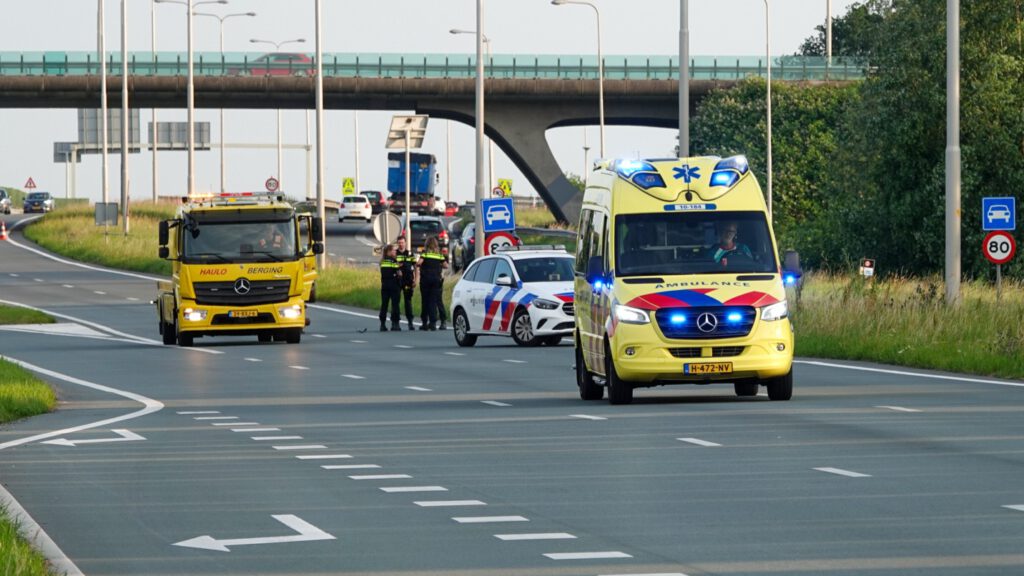 Motorrijder met spoed naar het ziekenhuis na ongeval op N242, weg afgesloten [FOTO'S]