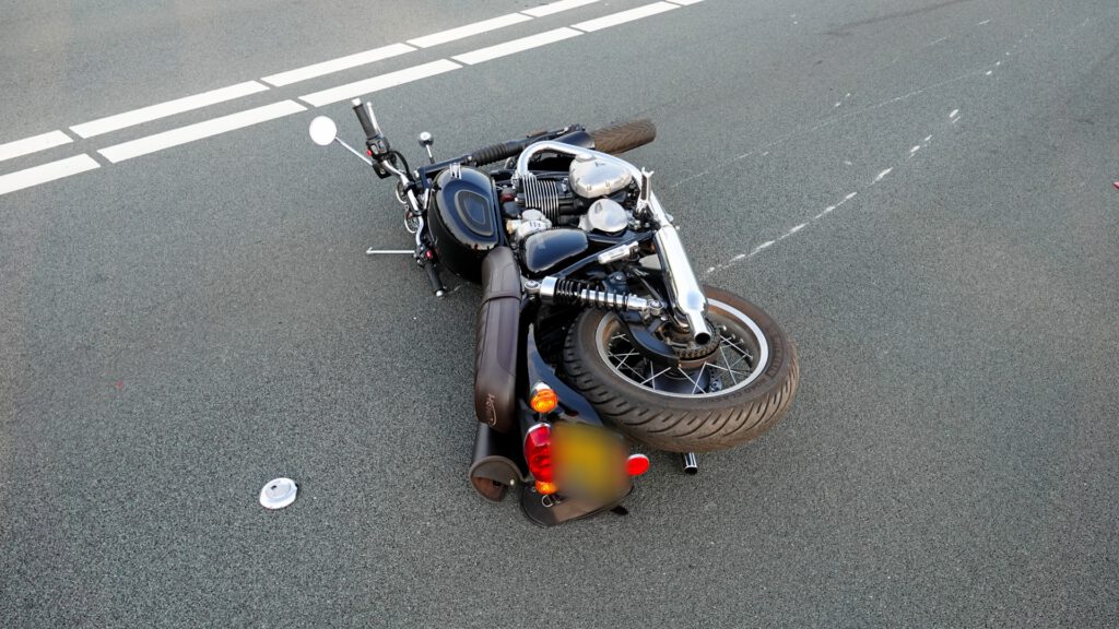 Motorrijder met spoed naar het ziekenhuis na ongeval op N242, weg afgesloten [FOTO'S]