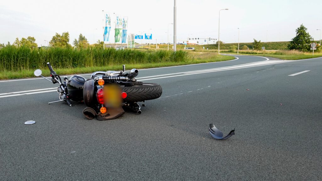 Motorrijder met spoed naar het ziekenhuis na ongeval op N242, weg afgesloten [FOTO'S]