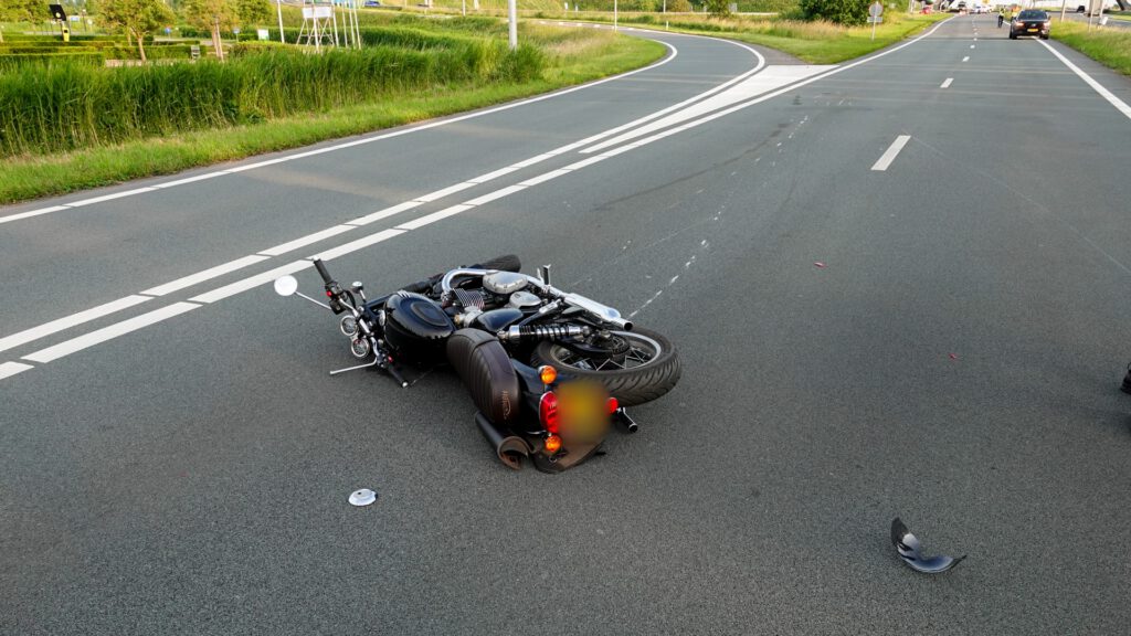 Motorrijder met spoed naar het ziekenhuis na ongeval op N242, weg afgesloten [FOTO'S]