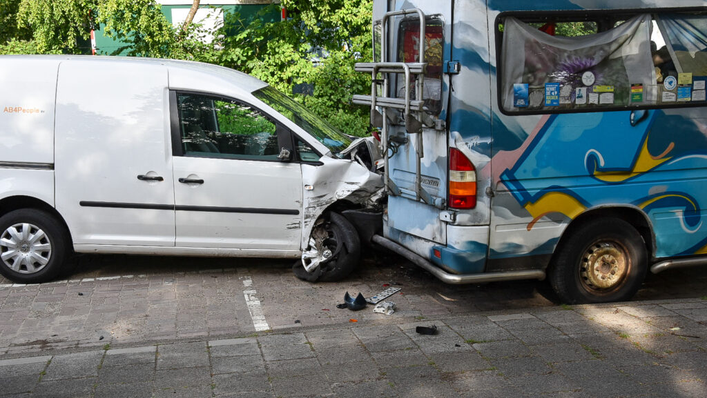 Bestelbus botst tegen meerdere geparkeerde auto's, bestuurder aangehouden in Alkmaar [FOTO'S]