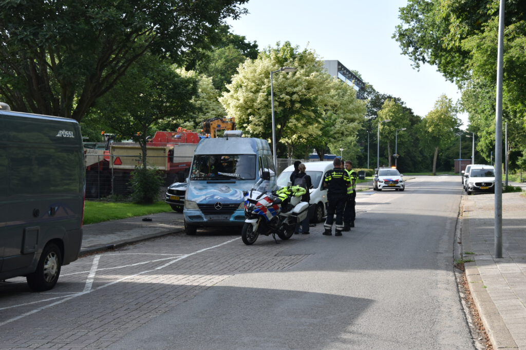 Bestelbus botst tegen meerdere geparkeerde auto's, bestuurder aangehouden in Alkmaar [FOTO'S]