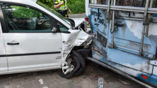 Bestelbus botst tegen meerdere geparkeerde auto's, bestuurder aangehouden in Alkmaar [FOTO'S]