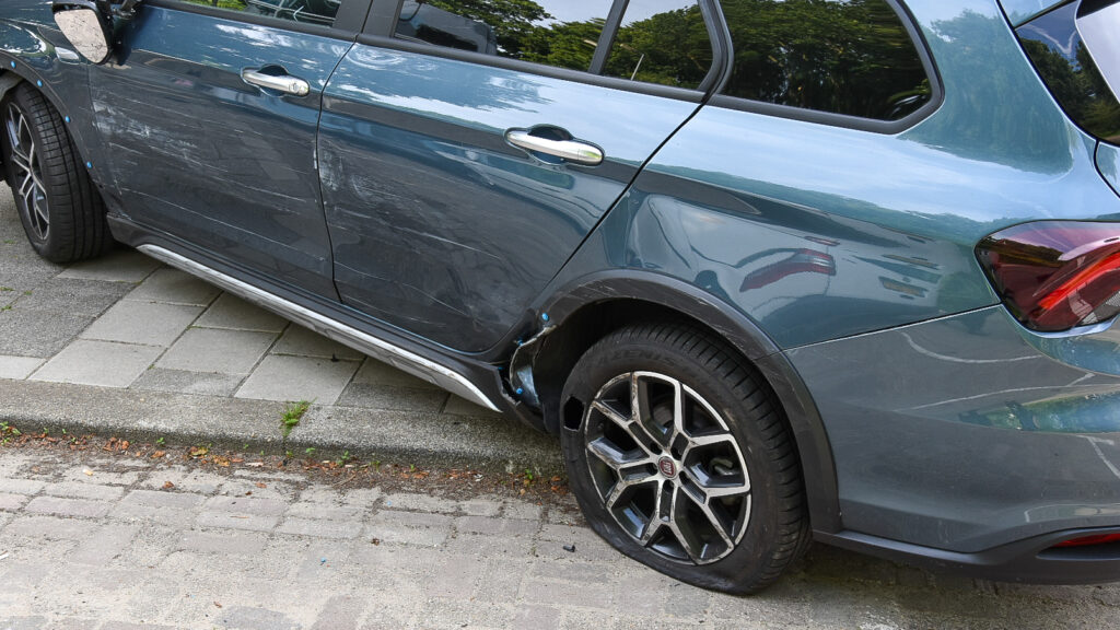 Bestelbus botst tegen meerdere geparkeerde auto's, bestuurder aangehouden in Alkmaar [FOTO'S]