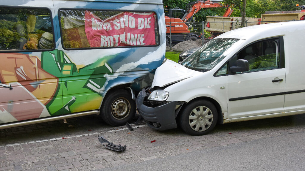 Bestelbus botst tegen meerdere geparkeerde auto's, bestuurder aangehouden in Alkmaar [FOTO'S]