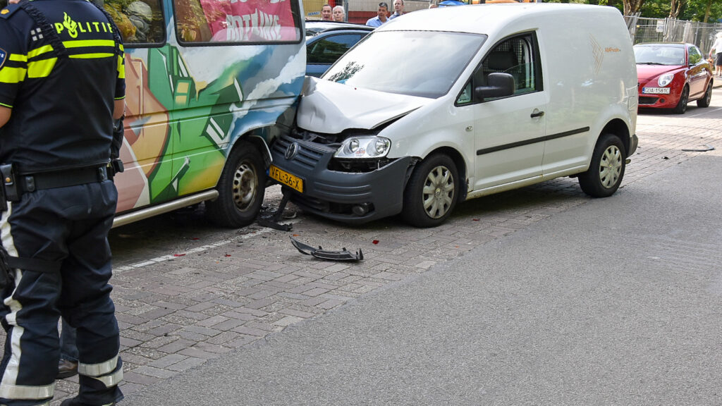 Bestelbus botst tegen meerdere geparkeerde auto's, bestuurder aangehouden in Alkmaar [FOTO'S]