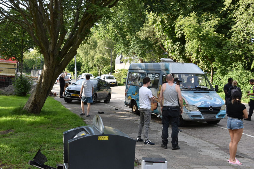 Bestelbus botst tegen meerdere geparkeerde auto's, bestuurder aangehouden in Alkmaar [FOTO'S]
