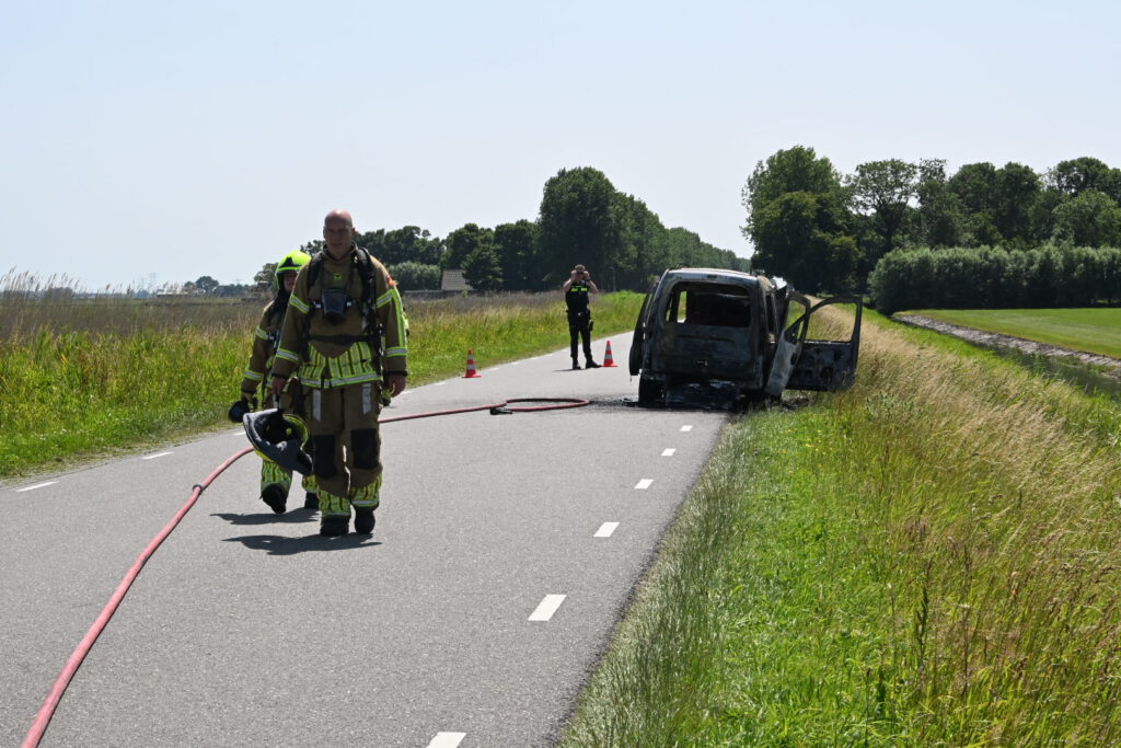 Voertuig in brand aan de Zuidervaart in Stompetoren [FOTO'S]