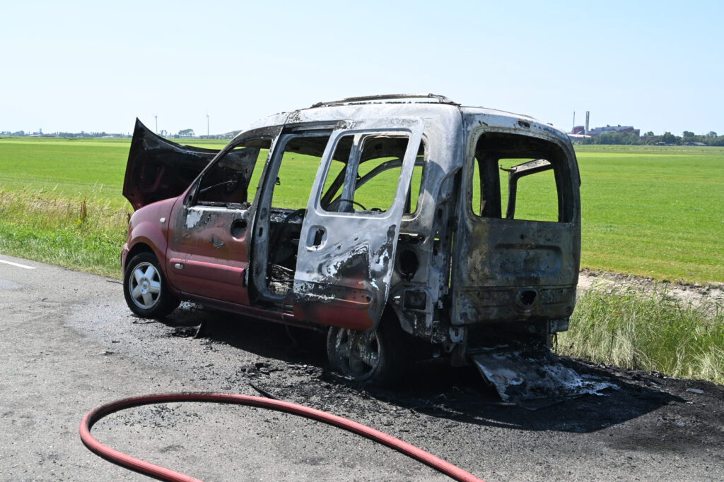 Voertuig in brand aan de Zuidervaart in Stompetoren [FOTO'S]