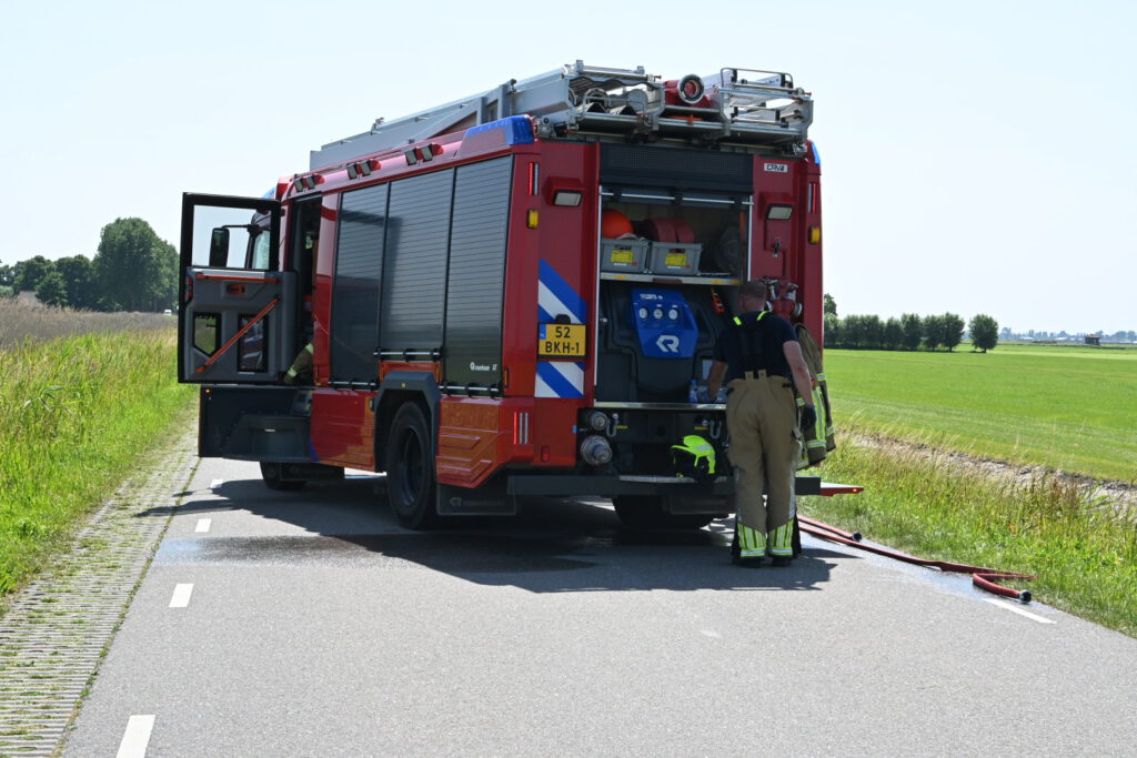 Voertuig in brand aan de Zuidervaart in Stompetoren [FOTO'S]