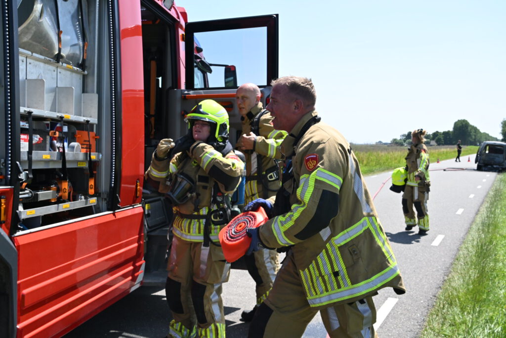 Voertuig in brand aan de Zuidervaart in Stompetoren [FOTO'S]