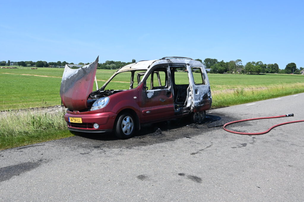 Voertuig in brand aan de Zuidervaart in Stompetoren [FOTO'S]