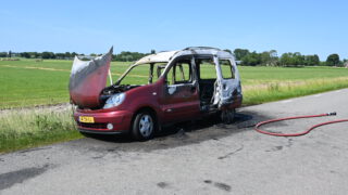 Voertuig in brand aan de Zuidervaart in Stompetoren [FOTO'S]